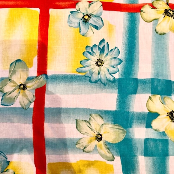 Burberry floral pattern scarf, 23×22.5 used one time 9.5/10 dry cleaned - Picture 3 of 10